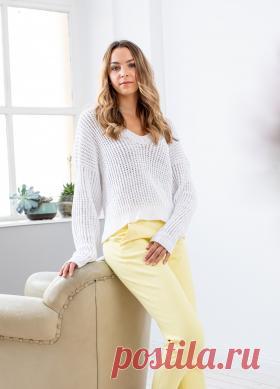 Пуловер Санне Симпатичная модель женского пуловера свободного кроя и треугольным вырезом, выполнена из органического хлопка, узором из перекрещивания петель. В...