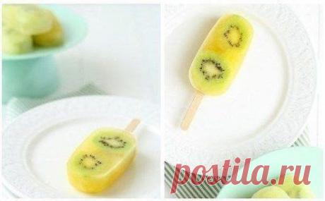 Фруктовое мороженое из ананаса и киви

Ингредиенты:

Вода – 200 мл
Сахар – 100 г
Ананасовый сок без сахар – 500 мл
Киви – 2 шт
Форма для мороженого

Приготовление:

1. Воду с сахаром доведите до кипения (не мешайте). Остудите.
2. В остывший сироп добавьте ананасовый сок и перемешайте ложкой. 
3. Киви очистите и нарежьте не слишком тонкими кольцами или кусочками. 
4. Киви выложите на дно формочек, поверх залейте сок, вставьте палочку и заморозьте на 6 часов, а лучше на ночь.
•••