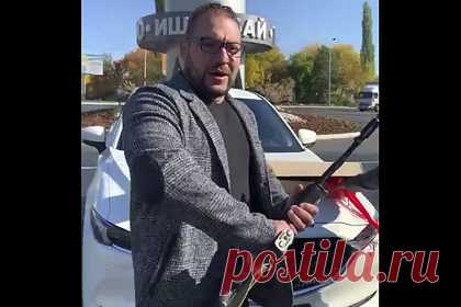 Двое россиян с макетом автомата АК-47 прошлись по школам Башкирии. В башкирском городе Ишимбай двое мужчин, вооружившись охолощенным автоматом Калашникова, решили пройтись по местным школам. Таким образом россияне, представившиеся как Айдар и Руслан, решили проверить, как в учебных учреждениях после нападений в Казани и Перми обстоят дела с безопасностью.
