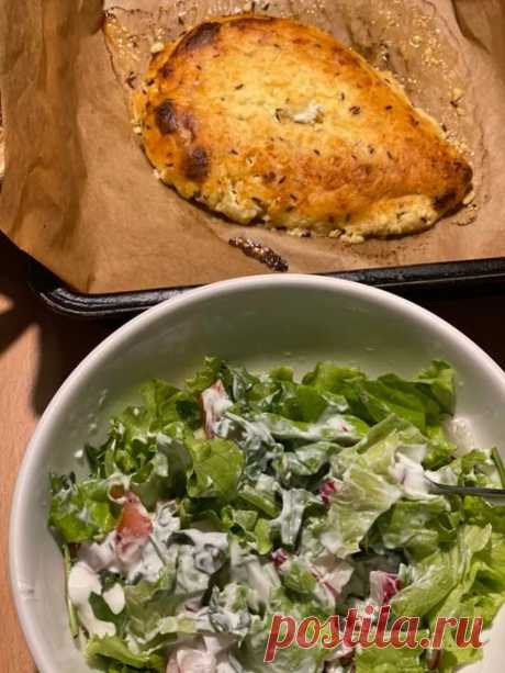 Sveika mityba pagal Vaida Kurpiene (grupė) | Keptas varškes sūris su kmynais, valgytas su lapinems daržovems, ridikais, pomidoru pagardinta graikiški jogurtu🍽🍵🥦🥬🥒 | Facebook