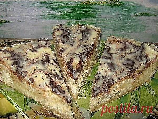 Сказочная венгерская ватрушка 

Милые дамы! Не пропустите! Чудо-рецепт- домашние будут целовать вам ручки! В моей семье одни едят с пылу-жару, а другие свой кусок обожают их холодильника. Если по-быстрому: то пеку французскую ватрушку, а если хочу сорвать аплодисменты- то, конечно, венгерская! Будет вкусно! 

Используем форму для выпечки диаметром 22-24 см. 
Понадобится стакан ёмкостью 250 мл. чтобы измерить муку и сахар. 

для мучной крошки: 
мука 1.5 стак. 
масло сливочн...
