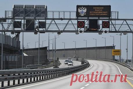 Как сейчас попасть в Крым: закрыт Крымский мост, временно остановлены поезда и паромы. Движение по Крымскому мосту приостановлено из-за чрезвычайного происшествия возле 145-й опоры со стороны Краснодарского кра, сообщил глава Республики Крым Сергей Аксенов. Утром 17 июля Сергей Аксенов обратился к жителям и гостям полуострова с просьбой выбирать альтернативный Крымскому мосту путь через новые регионы.