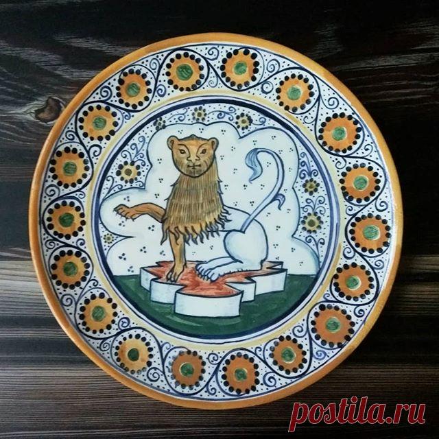 Роспись на основе итальянского блюда 15 века.
Диаметр 26,5см.
Тарелка получилась очень тоненькая и лёгкая!
Самовывоз из мастерской (м. Борисово), курьер по Москве, Почта России.
#майолика #италия #историческаяпосуда #историческаяреконструкция #керамическаяпосуда #тарелканазаказ #ручнаяроспись #ручнаяработа #рукоглина #посудаизглины #декорстен #сервировка