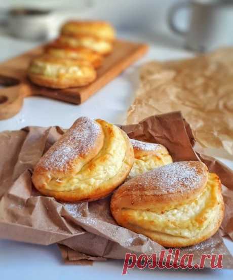 Сочни с творогом Ингредиенты:Мука — 380 г Сахар — 120 г Сметана — 130 гСливочное масло — 100 г Яйцо — 1 шт. Сода — ¼ ч. л. Разрыхлитель — ⅓ ч. л.Для начинки:Творог (9%) — 350 г Сахар — 100 г Яичный белок — 1...