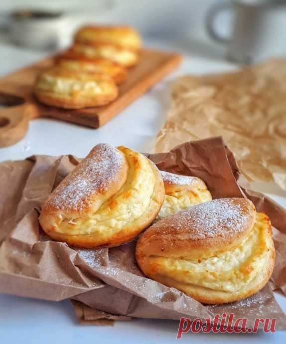 Сочни с творогом Ингредиенты:Мука — 380 г Сахар — 120 г Сметана — 130 гСливочное масло — 100 г Яйцо — 1 шт. Сода — ¼ ч. л. Разрыхлитель — ⅓ ч. л.Для начинки:Творог (9%) — 350 г Сахар — 100 г Яичный белок — 1...