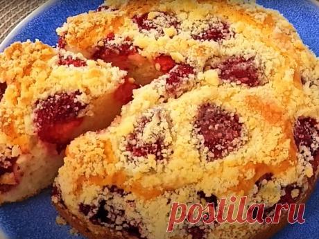 Пышный клубничный пирог станет украшением для стола.