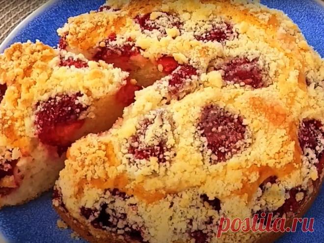 Пышный клубничный пирог станет украшением для стола.