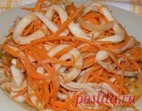 Салат с кальмарами и корейской морковью.