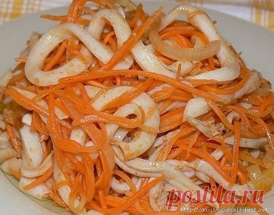 Салат с кальмарами и корейской морковью.