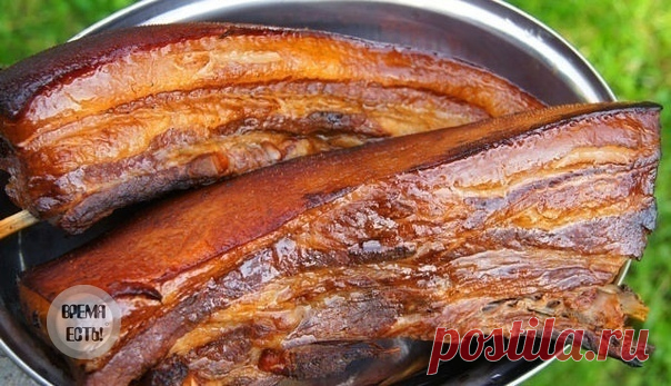 Сало получается,как копченое! 

Но коптить мы его не будем! 

1 кг сала с мясной прослойкой, 
2 головки чеснока, 
3 ст. л. черного молотого перца; 

для рассола: 

2 горсти шелухи репчатого лука, 5 черносливин, 
2 лавровых листа, 
200 г соли, 2 ст. л. сахара. 

Все ингредиенты рассола залейте 1 л воды, доведите до кипения. 

Тем временем тщательно вымойте и обсушите сало, разрежьте его на 2 куска. 

Выложите сало в маринад и варите 25 минут с момента закипания на среднем о...