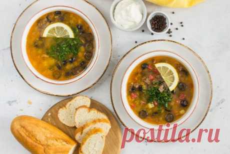 Солянка сборная мясная

Настоящая сборная солянка - как мясной конструктор. Все копчености, что есть в холодильнике, можно смело пускать в дело. Но классика - это острые колбаски, ветчина (или просто сосиска) и нейтральное мясо. Не забудьте ломтик лимона в самом конце. Насыщенный, с кислинкой суп отлично лечит не только от похмелья, но и от простуд.
Показать полностью…