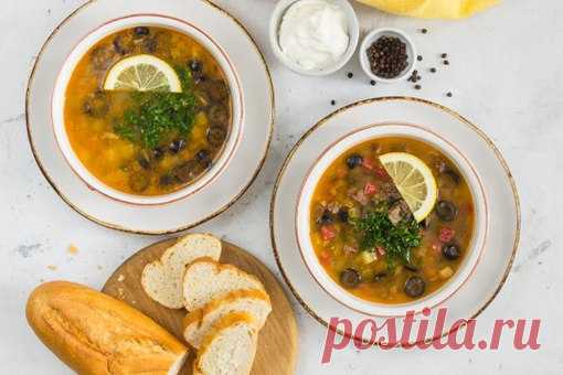 Солянка сборная мясная

Настоящая сборная солянка - как мясной конструктор. Все копчености, что есть в холодильнике, можно смело пускать в дело. Но классика - это острые колбаски, ветчина (или просто сосиска) и нейтральное мясо. Не забудьте ломтик лимона в самом конце. Насыщенный, с кислинкой суп отлично лечит не только от похмелья, но и от простуд.
Показать полностью…