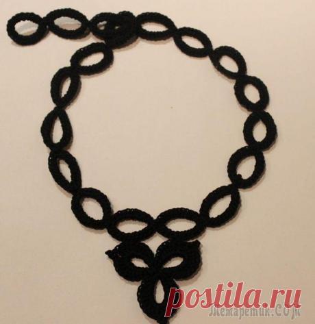 Оригинальное вязаное украшение на шею Вам потребуется немного остатков хлопковой нити и подходящий крючок. 1. Свяжите цепочку из воздушных петель и сомкните в кольцо. 2.Плотно обвяжите кольцо столбиками без накида, в процессе пряча хвости...