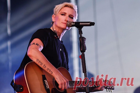 У дважды переболевшей коронавирусом Арбениной начались проблемы со связками. Вокалистка рок-группы «Ночные снайперы» Диана Арбенина рассказала, что из-за коронавируса у нее начались проблемы со связками. Анализы на антитела показали, что певица переболела дважды — в ноябре прошлого года и в 2021-м. Кроме того, звезда пожаловалась на быструю утомляемость.