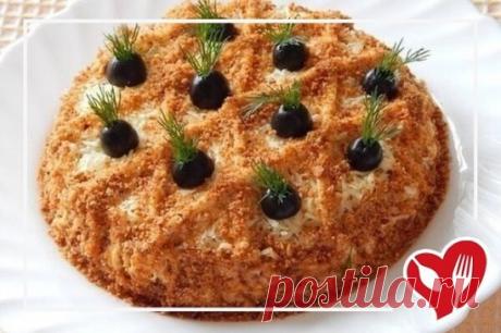 Салат " Любимый "
куриная грудка - 300 гр.
консервированные ананасы - 200 гр.
чернослив - 100 гр.
шампиньоны - 200 гр.
сыр твёрдый - 200 гр.
яйца - 4 шт.
лук - 1 шт.
грецкие орехи ~ 50-70 гр.
раст.масло
майонез
соль,перец
Приготовление:
Куриную грудку отварить, остудить. Грибы с луком
обжарить на раст. масле до готовности.Яйца отварить,
очистить,натереть на мелкой тёрке. Ананасы нарезать
небольшими кубиками. Чернослив промыть,распарить и
мелко нарезать.Сыр натереть на мелкой тёрке.Орехи
изм