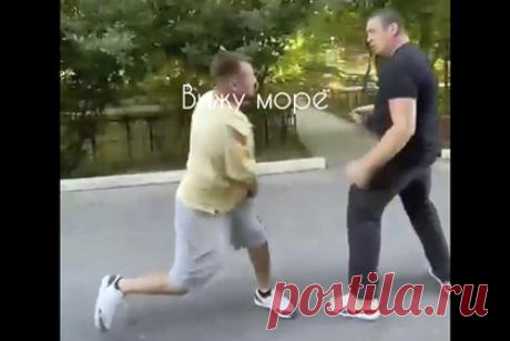 Охранник избил россиянина дубинкой на глазах у ребенка и попал на видео. Сотрудник частного охранного предприятия избил россиянина в курортном городе Туапсе за попытку пройти к пляжу. Инцидент попал на видео, его публикует издание Подъем в своем Telegram-канале. После того как россиянин дал отпор, охранник достал похожий на пистолет предмет.