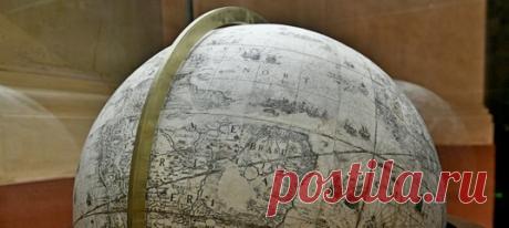 Глобусы невероятной редкости (другие подобные творения картографа хранятся только в Папском музее Ватикана и в Лувре) целых 20 лет покрывались пылью в запасниках Исторического Музея, но теперь их наконец реставрируют. Один земной, другой небесный – разве не красота? Рассказываем о парных глобусах и их важности в средневековом мире.