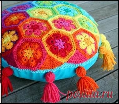Вязаная подушка из остатков пряжи. Яркая подушка из мотивов крючком |