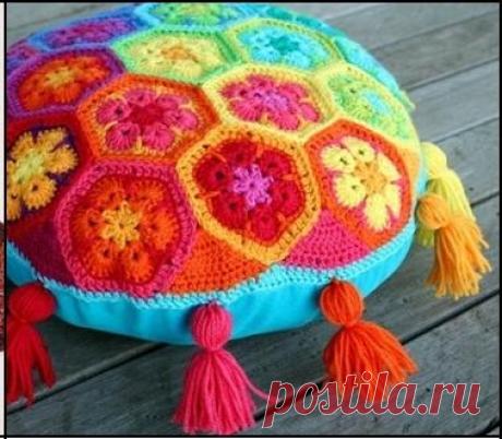 Вязаная подушка из остатков пряжи. Яркая подушка из мотивов крючком |