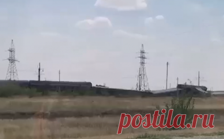 Под Волгоградом сошел с рельсов пассажирский поезд. Причиной схода вагонов стало столкновение с грузовиком, который выскочил на рельсы во время прохождения поезда. Пострадали десятки человек, в том числе водитель грузовика, его госпитализировали