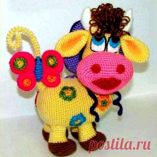 Вязаная игрушка крючком "Цветочная корова"