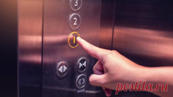 В Уфе лифт со школьниками рухнул в шахту и пробил трубу с кипятком. Уфимские подростки оказались в упавшем лифте. Об этом сообщает управление МЧС по региону. Инцидент произошел в доме на улице Ахметова. По данным местных СМИ, лифт с молодыми людьми сорвался с высоты и рухнул на первый этаж. При этом ...