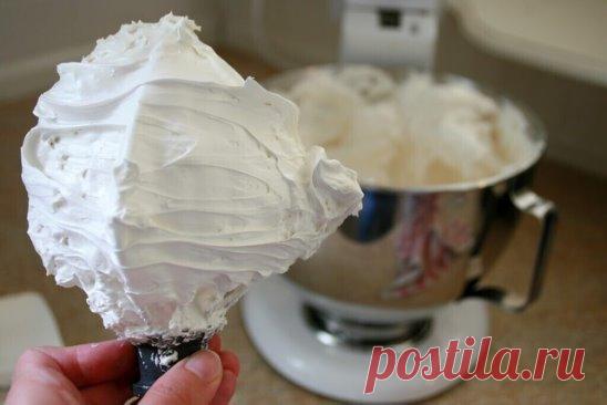 Изумительный ​​крем белковый заварной
продукты:
4 яичных белка,
8 ст. ложек сахара,
4 ст. ложки воды;
ванилин по вкусу.
Приготовление:
В кастрюлю всыпать сахарный песок, ванилин, влить воду, размешать и сварить сироп, снимая пену. Для определения готовности сиропа нужно налить его немного на холодную тарелку, слегка нажать ложкой на поверхность сиропа и сразу поднять ложку. Если за ней потянется толстая нитка — сироп готов (если сироп недоварен, то нитка будет тонкая).
Яичные белки влить