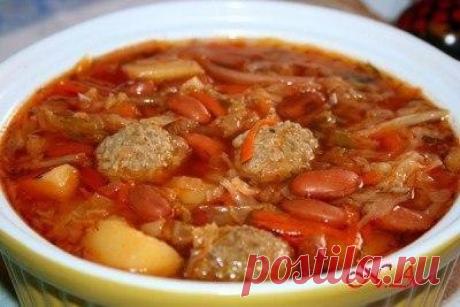 Борщ сибирский с фрикадельками и фасолью 

Ингредиенты:
-мясные кости для бульона 
-фарш свино-говяжий-500 гр (я беру всегда больше) 
-капуста-1 шт 
-фасоль консервированная-около 400 гр (можно сварить) 
-свекла-1 шт 
-морковь-2 шт 
-болгарский перец-1 шт 
-лук-1 шт 
-картофель-4-5 шт 
-чеснок-4 зубка 
-томатная паста-4-5 ст.л 
-зелень укропа и петрушки,лавровый лист, соль, масло 

Приготовление:
Сначала сварить бульон,посолив и положив лавровый лист 
когда он будет готов,...