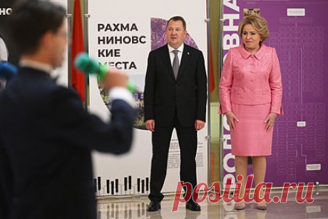 Наряд Матвиенко охарактеризовали словами «барбикор прорвался в Совфед». Спикера Совета Федерации Валентина Матвиенко заметили в необычном наряде. Так, для заседания политический деятель выбрала розовый жакет, украшенный множеством блестящих пайеток. Кроме того, Матвиенко дополнила свой образ макияжем с акцентом на губы, нанеся на них помаду в тон.