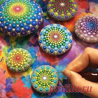 Девушка собирает камни на пляже и делает из них настоящие произведения искусства