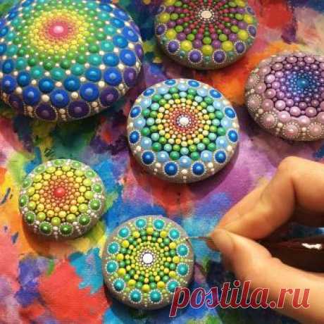 Девушка собирает камни на пляже и делает из них настоящие произведения искусства
