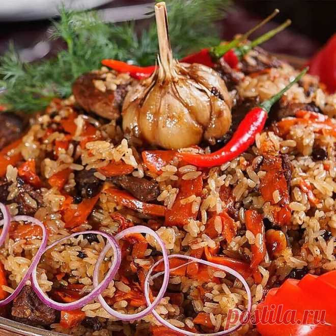 Секреты вкусного плова
* Морковь нужно резать длинной соломкой и ни в коем случае не тереть. Не бойтесь переборщить с длиной, чем длиннее соломка, тем вкуснее плов.

* Лучшая посуда для плова — толстая чугунная кастрюля, глубокая и толстая сковорода, чугунный казан. В любом варианте – с плотно прилегающей крышкой.

* Соль и специи лучше всего добавлять в середине приготовления зирвака (так восточные народы называют «заправку» из мяса, моркови и лука).

* как бы вам не хоте...