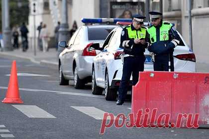 ДТП с участием машины МЧС в Петербурге попало на видео. Во Фрунзенском районе Санкт-Петербурга произошло ДТП с участием машины МЧС. Произошедшее попало на видео. Машина поисково-спасательной службы попала в аварию на перекрестке улиц Софийской и Димитрова. После столкновения с автомобилем Ford у служебного фургона оторвало переднее колесо.