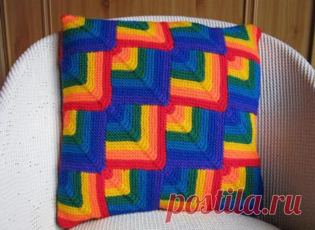 Вязаные подушки крючком и спицами: интересные идеи для мастериц, фото и описание Диванные подушки – это простой и доступный способ украсить интерьер, сделать его более уютным и комфортным. Можно зайти в магазин и приобрести готовые вари...