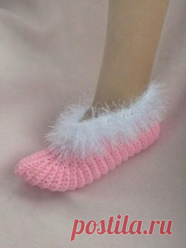 Женские носочки-тапочки, вязанные крючком.
 Размер в готовом виде: указания даны для стопы длиной 8 дюймов [около 20,5 см] - размер 1. В круглых скобках ( ) приводятся данные для стопы длиной 9 и 10 дюймов [23 см и 25,5 см] - размеры 2 и 3. Материалы: основная пряжа темно-зеленого цвета, небольшое количество пряжи св.-зеленого и янтарного (золотистого) цвета: игла для сшивания трикотаж, изделий: крючок размером 3,75 (или 4 мм) и 5,00 мм. Плотность вязания: Крючок 3,75 мм и нить в 2 сложения: 15