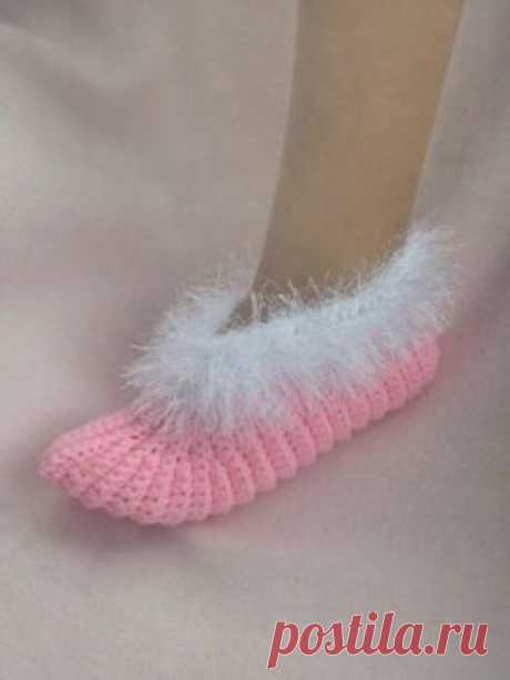 Женские носочки-тапочки, вязанные крючком.
 Размер в готовом виде: указания даны для стопы длиной 8 дюймов [около 20,5 см] - размер 1. В круглых скобках ( ) приводятся данные для стопы длиной 9 и 10 дюймов [23 см и 25,5 см] - размеры 2 и 3. Материалы: основная пряжа темно-зеленого цвета, небольшое количество пряжи св.-зеленого и янтарного (золотистого) цвета: игла для сшивания трикотаж, изделий: крючок размером 3,75 (или 4 мм) и 5,00 мм. Плотность вязания: Крючок 3,75 мм и нить в 2 сложения: 15