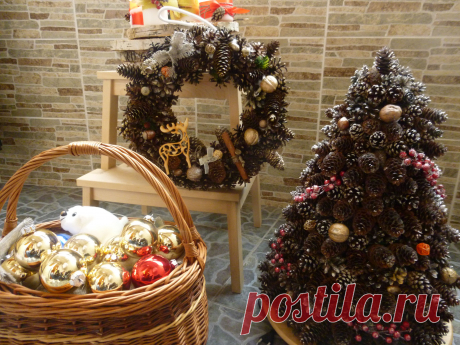 Новогодний декор из шишек. Елка и рождественский венок из натуральных шишек сосны и ели. Декорированные орехами, желудями, деревянными фигурками, ягодками, палочками корицы.