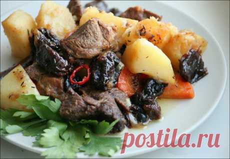 Острая баранина с черносливом - БУДЕТ ВКУСНО!
                                             - 15 декабря
                                             - 43366818617 - Медиаплатформа МирТесен Эта нежная ароматная баранина, запечённая с картофелем, перцем чили, специями и черносливом, поможет согреться в самые суровые зимние вечера. Сразу оговорюсь - блюдо для любителей остренького. Но процесс поедания отработан до мелочей - сначала подцепляем кусочек мяса с картошечкой, затем...