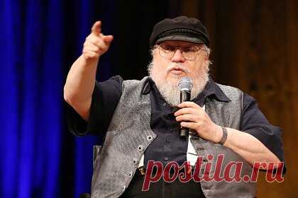 Джордж Мартин выступал за продление «Игры Престолов» на несколько сезонов вперед. Американский писатель-фантаст Джордж Р. Р. Мартин рассказал, что ожидал продолжения сериала «Игра престолов». По его мнению, шоураннеры должны были продлить историю как минимум до 10-го сезона, однако сценаристы Дэвид Бениофф и Дэн Уайсс решили завершить шоу после восьми сезонов.
