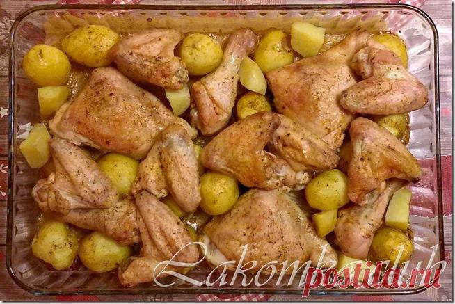 Картофель запеченный с куриными крылышками, бедрами и окорочками