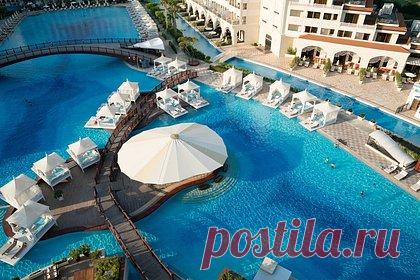 Европейка три года отдыхала в одном отеле Турции и была признана его королевой. 61-летняя немецкая туристка провела за 9 лет 1071 день в одном пятизвездочном отеле турецкой Антальи и была признана его королевой. Его руководство вручило женщине грамоту и наградило ее почетным званием. Немка призналась, что если бы не ограничения по туристической визе, она бы провела в этом месте всю жизнь.