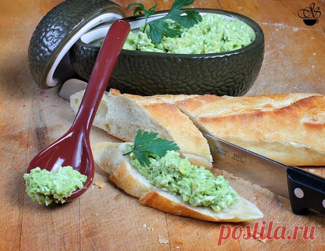 Закуска из авокадо с яйцом