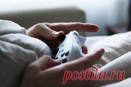 В России вырос спрос на игровые консоли. В России начал восстанавливаться спрос на игровые приставки — он вырос более чем вдвое. Представители маркетплейсов рассказали «Ъ», что спрос на консоли начал расти. В Ozon отметили, что за указанный период продажи консолей выросли в 2,8 раза — средний чек на новые устройства также вырос на 24 процента.