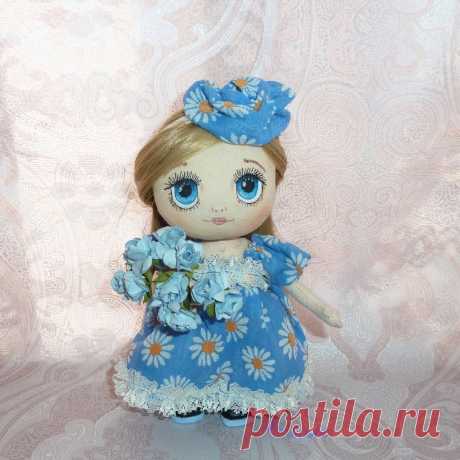 АВТОРСКИЕ КУКЛЫ И ТЕДДИ 👸🐘 в Instagram: «Решила моя Алиса встретить весну с цветочками, как раз голубенькие , в цвет платьица. Девчужка продается, 19 см без цветочка, стоит и…»