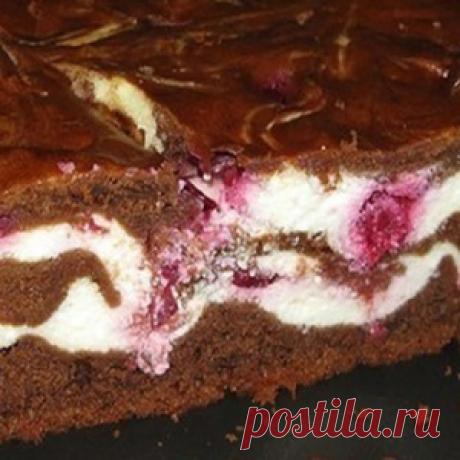Традиционный американской десерт – брауни с творогом и вишней.