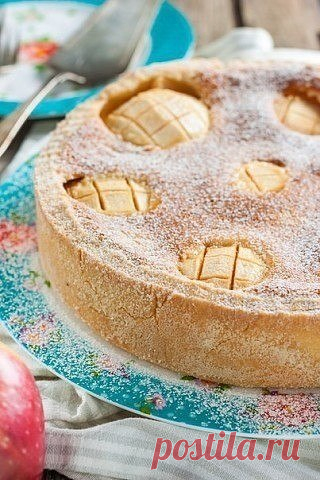 Яблочный пирог с яично-сметанной заливкой. Только представьте - на хрустящем песочном тесте половинки запеченных яблок в нежнейшей заливке, похожей на суфле... ммм, очень вкусно!