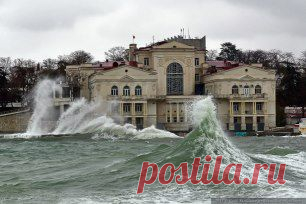 Апрельский шторм в Севастополе
Шикарные фотографии от Юрия Югонсона