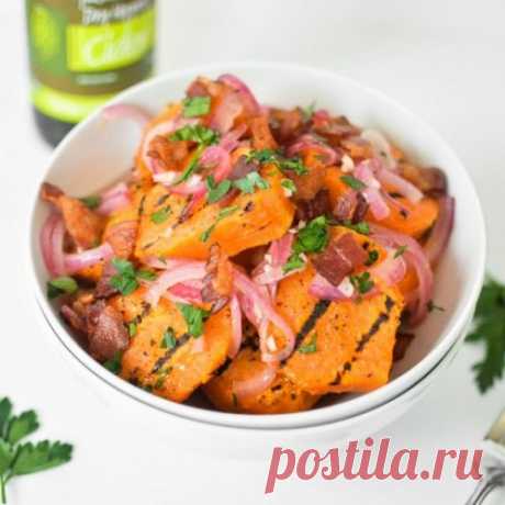 Теплый салат из запеченного батата и лука — рецепт