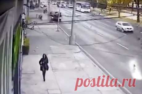 Столкновение пьяного водителя с паломниками в Мехико попало на видео. В мексиканской столице Мехико пьяный водитель наехал на паломников, которые направлялись к базилике Богоматери Гваделупской. Столкновение попало на видео. На кадрах с места происшествия видно, как водитель на полной скорости въезжает в группу бегунов и велосипедистов, двигающихся к храму.