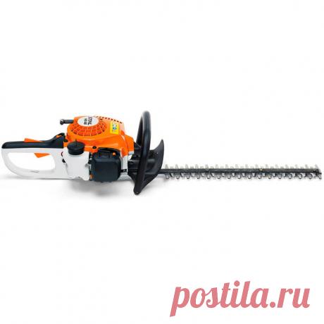 Бензиновые мотоножницы Stihl HS 45, 60 см предназначены для фигурной стрижки кустарника, для подстригания и ухода за низкорослыми вечнозелёными живыми изгородями и мелколистными декоративными деревьями высотой по грудь или ниже. Специальная геометрия ножа обеспечивает чистый, точный рез. Эти садовые ножницы прекрасно режут как вертикально, так и горизонтально. Благодаря использованию обеих сторон ножа они позволяют стричь в углах. Поворотная рукоятка делает их универсальными.